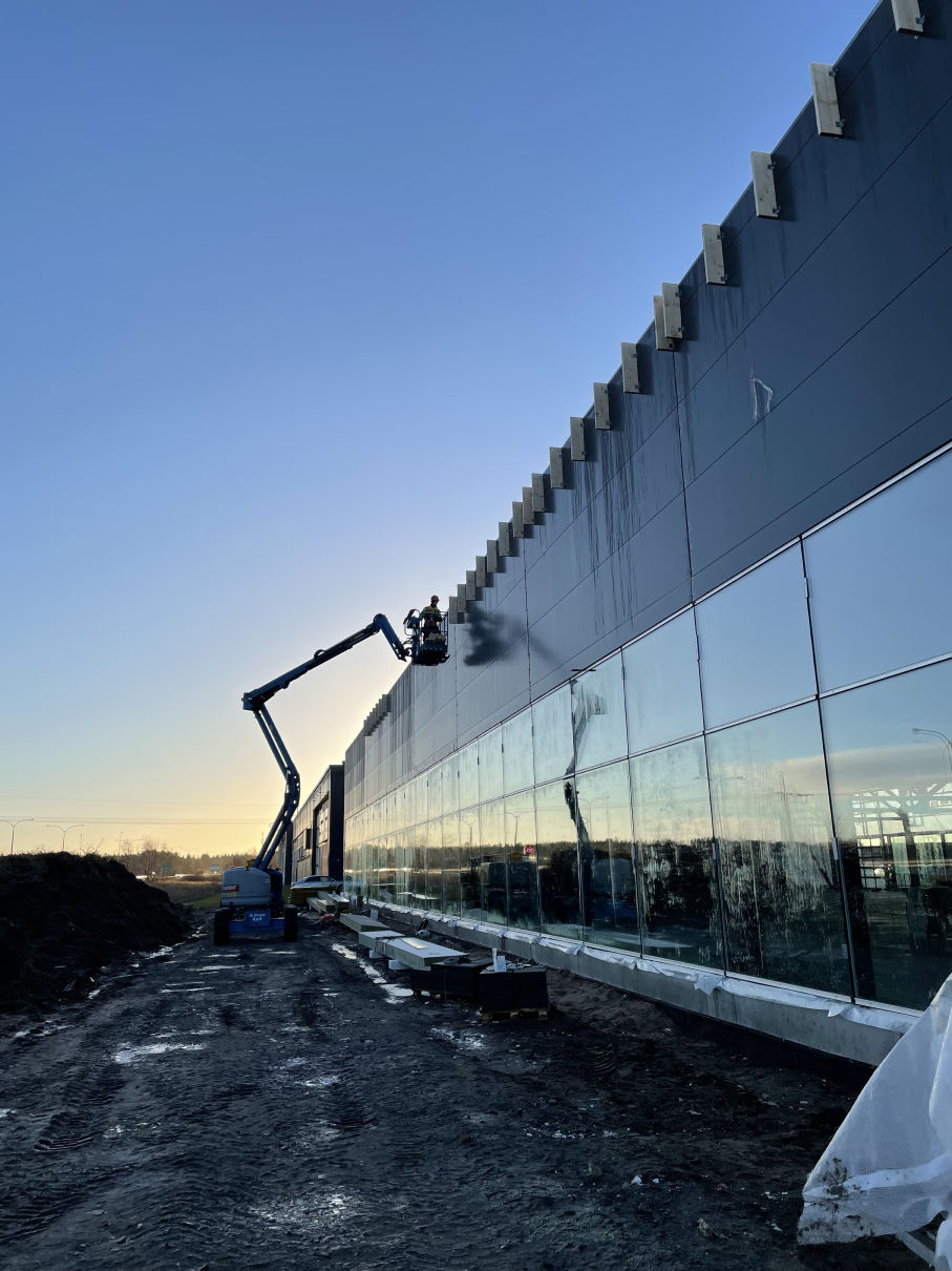 Toimisto rakennusta rakennetaan, toteuttaa Hallimaa Oy.